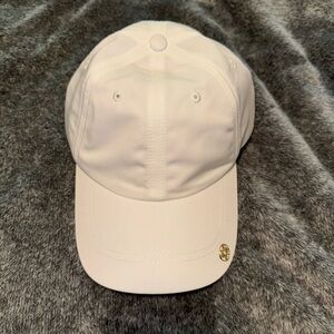 NWT Lilly Pulitzer White runaround hat.